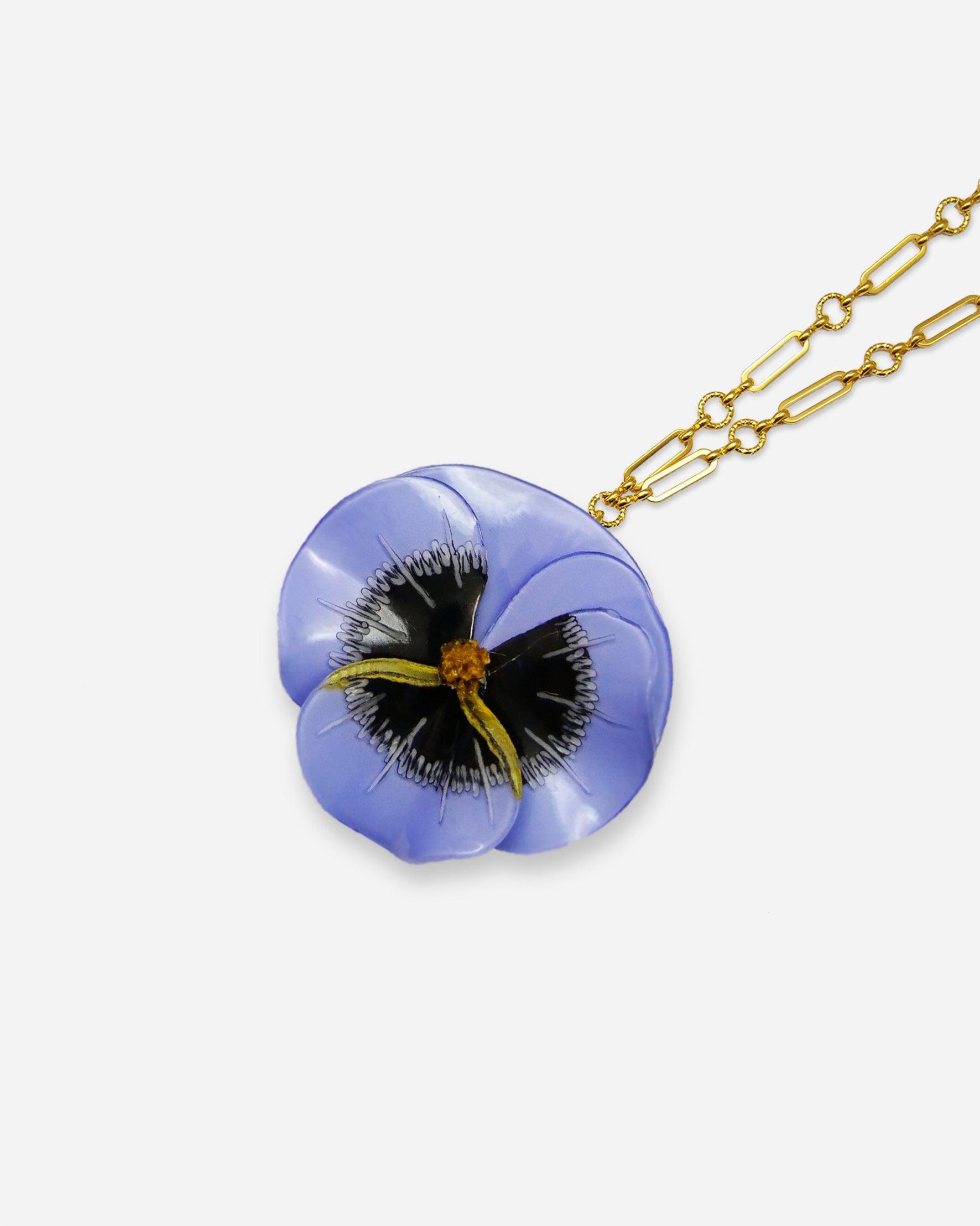 pendentif fleuri pensée bleu avec chaine dore 