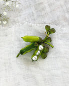 broche petits pois verte avec perles et petites feuilles