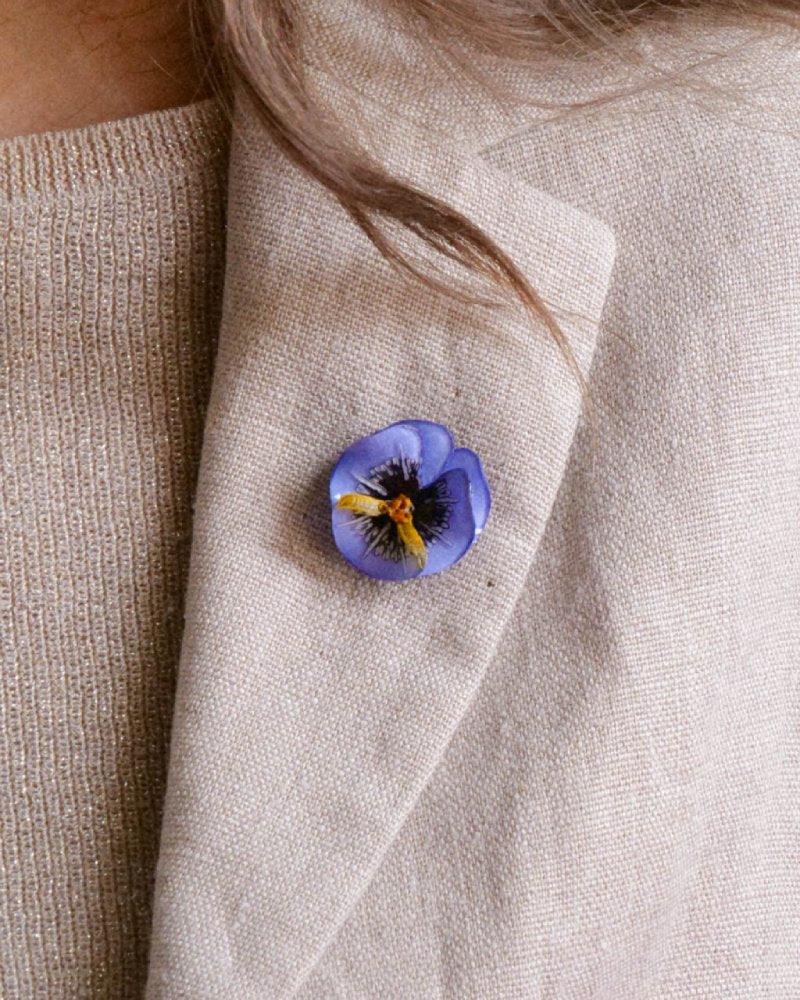 all-groups Pin's broche bijou fleur bleue sur veste en lin ivoire