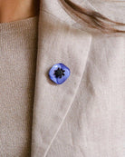 all-groups pin bleu fleur anémone sur veste beige 