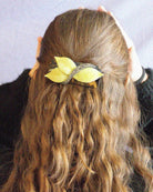 all-groups barrette verte portée dans cheveux chatains