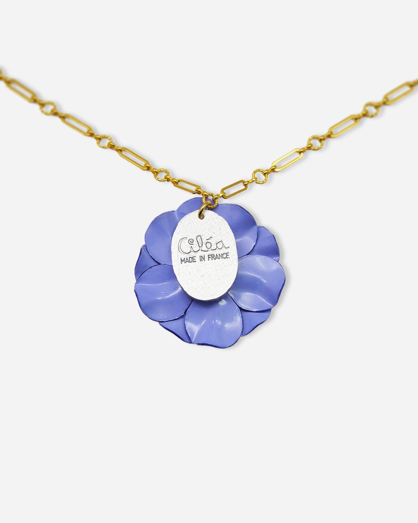 all-groups Pendentif Géranium bleu sur chaîne dorée – Élégance et finesse