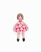 broche petite fille avec une robe fleurie rouge 