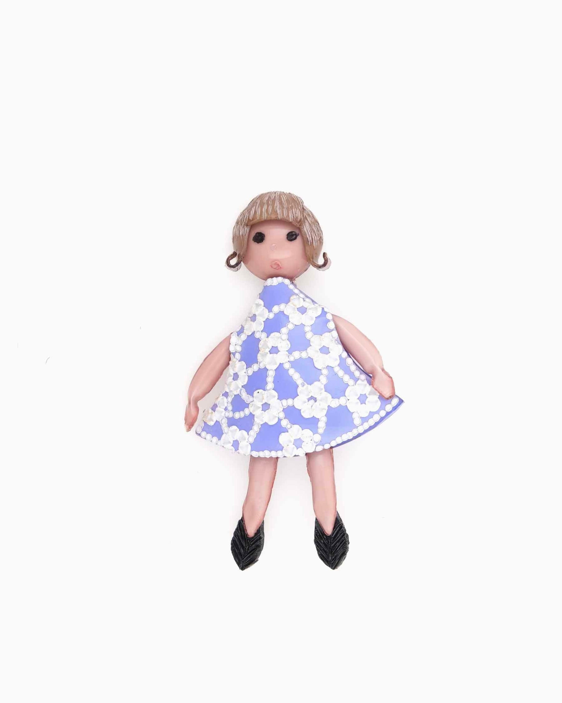 broche petite fille avec une robe bleuet et des motifs fleuris