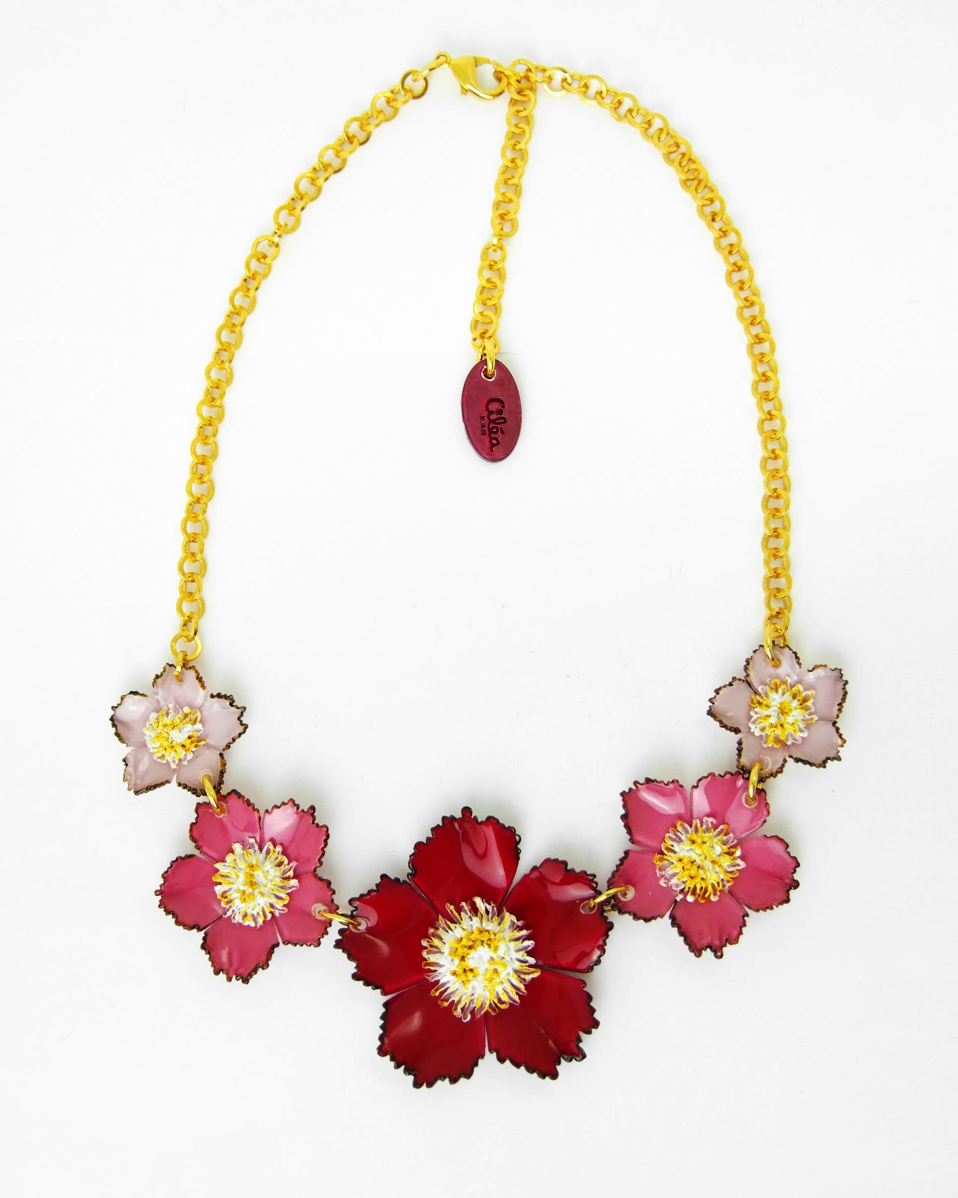 petit collier rouge et rose avec 5 fleurs et une chaine dorée 