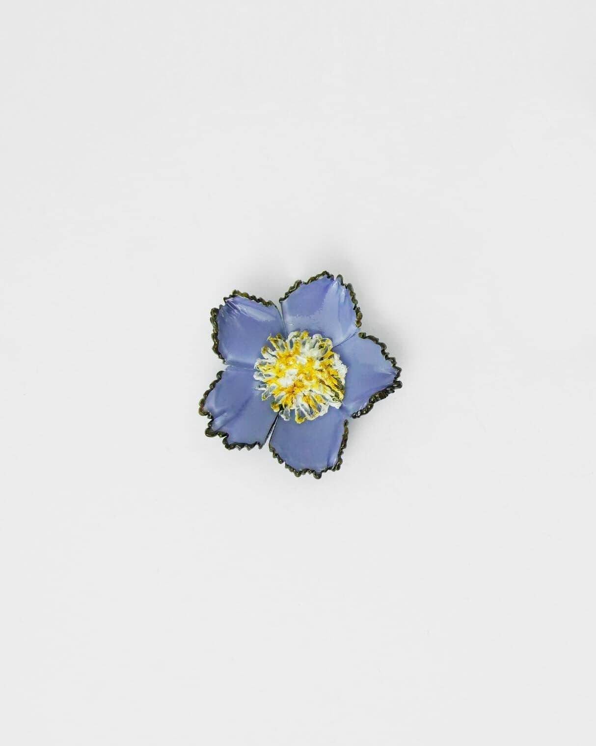 broche en forme de fleur de couleur bleu nuit