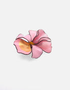 petite broche yvette de couleur rose avec détail en or 