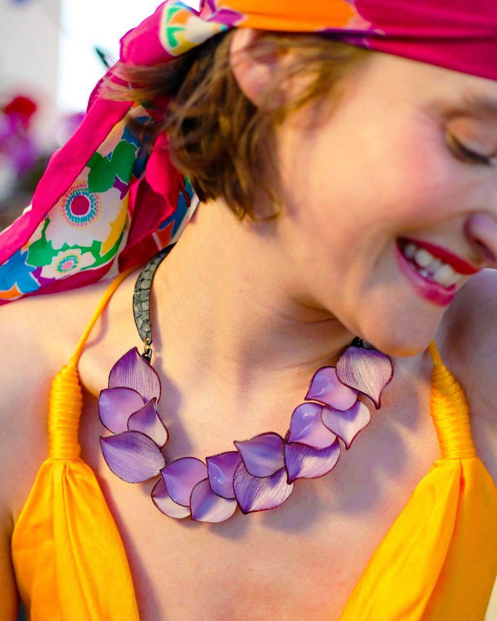 Collier fantaisie violet porté avec vêtements colorés all-groups